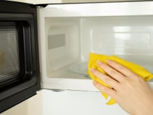 Eletrodomésticos amarelados ficaram para trás: truque simples com água oxigenada deixa qualquer micro-ondas como novo