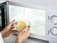 Veja como tirar o cheiro forte do micro-ondas com esses truques simples