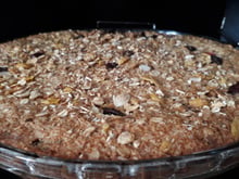 Bolo de granola com morangos e coco
