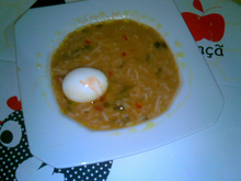 Sopa de feijão com ovos