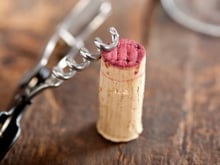 Você nunca mais vai jogar rolhas de vinho fora depois de descobrir o que elas fazem pelas suas planta