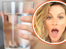 O que tem na água que Gisele Bündchen bebe todo dia? Descubra os benefícios