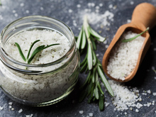 Pressão alta? Inclua essas 4 ervas poderosas na receita de sal verde e descubra os benefícios