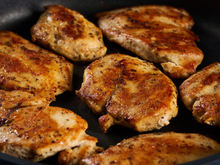 Fazer esse truque 15 minutos antes de grelhar pode transformar o peito de frango seco em uma carne suculenta: TudoGostoso explica