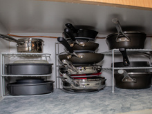 A sua cozinha vai ficar maior com essas dicas de como organizar panelas e tampas nos armários