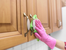 Confira 5 soluções caseiras para limpar madeira