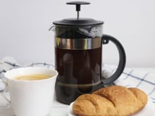 Café na prensa francesa descomplicado com a moagem certa do grão