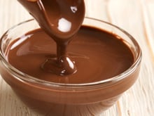 Eu não acreditava que seria tão fácil: cacau e água fazem um creme de chocolate espesso em um minuto