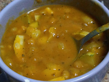 Sopa leve de abóbora com lentilha