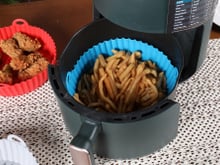 Comprei uma fritadeira sem óleo há dois anos. Gostaria que alguém tivesse me dito que eu também precisava desses acessórios