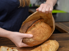 Nem plástico, nem pano: o truque simples de um padeiro para manter o pão fresco por dias