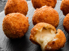 Receita de bolinha de abóbora recheada com queijo: um petisco fácil, rápido e que vai impressionar muito!