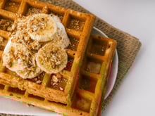 Nem farinha, nem açúcar, nem lactose: esse waffle de banana que aprendi a fazer na casa de uma amiga que é toda saudável virou meu café da manhã favorito