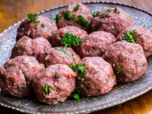 Nada de pão e ovos: 5 ingredientes deliciosos para adicionar à carne moída e preparar almôndegas suculentas