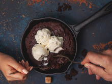 Não tem forno por perto? Este brownie cremoso feito na frigideira fica pronto em 10 minutos