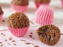 Brigadeiro de leite de arroz sem lactose: receita fitness é tão saborosa quanto a versão tradicional e você precisa provar