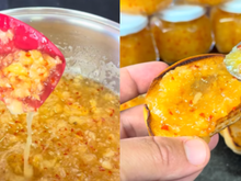 Essa geleia de abacaxi com pimenta é perfeita para hambúrgueres, churrasco e petiscos: se deixar eu como todos os dias e acaba rapidinho