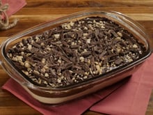 O melhor ovo de Páscoa na travessa é do TudoGostoso: 3 camadas deliciosas, toque de baunilha e crocante por cima