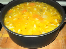 Sopa de legumes com carne e macarrão