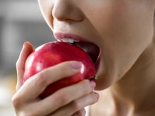 Pode comer fruta de noite? Entenda os mitos e verdades sobre o consumo do alimento antes de dormir