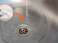 Você só precisa de um pouco de sal e 5 minutos para desentupir os canos dos banheiros e da cozinha