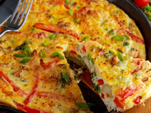 Como fazer frittata de batata e legumes: uma receita simples e leve para um jantar nutritivo