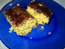 Bolo de cenoura com calda de chocolate