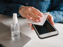 Nem tanto, nem tão pouco: a ciência revela com que frequência você deve limpar o seu celular (é questão de higiene!)