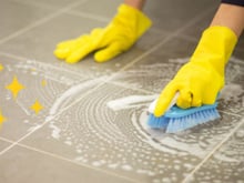 Pouca gente sabe: mistura de vinagre de álcool e esse tipo de detergente acaba até com as manchas no piso mais difíceis de limpar