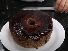 Bolo fofo de jabuticaba (com casca e tudo!) com poucos ingredientes, fácil de fazer e com uma cor linda