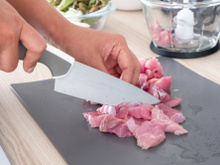 Não jogue fora suas facas cegas: o truque caseiro para deixar a lâmina afiadíssima em poucos minutos