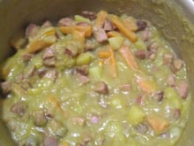 Sopa de ervilha simples com legumes