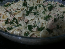 Macarrão ao molho com camarão e tirinhas de salmão