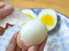 Como cozinhar ovos para que sejam fáceis de descascar e a casca se solte com facilidade? Com esse truque, você não precisa usar sal e nem vinagre