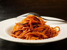 Macarrão cozido diretamente no molho; veja como preparar o delicioso espaguete à assassina que é sucesso na internet