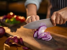 Como tirar o cheiro de alho e cebola da mão