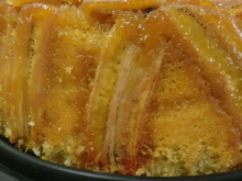 Bolo simples com banana caramelizada