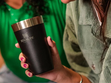 Achado da Black Friday: o copo clássico da Stanley está saindo por um preço que você nunca viu