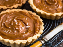 A melhor receita de torta de doce de leite sem glúten e sem forno, ideal para compartilhar com os amigos