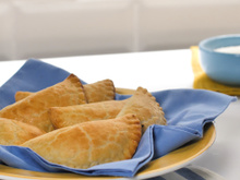 No lanche da tarde eu faço esse pastel de forno de apenas 3 ingredientes: crocante, com bastante recheio e quentinho