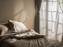 Se quiser um quarto leve e equilibrado evite colocar a cama nesses 2 lugares: entenda por que a posição da cama é importante