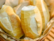 Você não vai mais jogar pão fora depois de descobrir isso: ele pode virar um fertilizante natural para suas plantas
