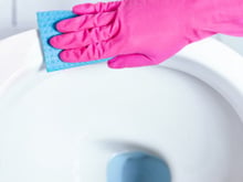 Um engenheiro químico demonstra como limpar um vaso sanitário corretamente: entenda por que a ordem das tarefas é importante e quais combinações de produtos são perigosas