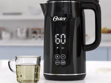 Água quente por mais tempo! Chaleira Digital Oster com 51% de desconto possui quatro temperaturas pré-programadas e painel digital