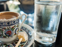 Se a sua mãe não te ensinou, eu ensino: sirva café com um copinho de água, há um motivo para isso