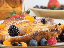 Agora só faço rabanada de laranja em casa: versão que aprendi na internet leva uma calda cítrica que é a cara do verão