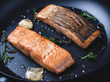 Como fazer salmão na frigideira: você nunca mais vai errar o ponto depois dessas dicas!