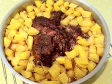 Carneiro ao vinho e hortelã com batatas