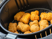 Você nunca mais vai querer nugget congelado depois de fazer esse caseiro, fica crocante e sequinho