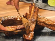 Parece prato de restaurante, mas faço na airfryer: costelinha de porco fica suculenta e caramelizada perfeita